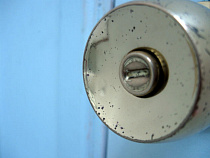 Пьяный мужчина сломал дверь в кафе, пытаясь открыть ее ногой