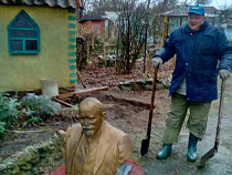 В Янтарном бюст Ленина свезли в огород 