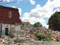 В Озёрном проезде продолжают разбирать немецкую казарму