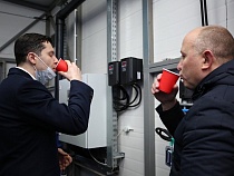 Алиханов рассказал, где не боится пить воду из-под крана 