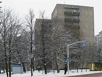 Сосед избил и ограбил женщину при выходе из лифта в Балтрайоне