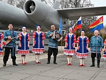 В Калининграде «День Победы» спели под крылом самолёта-разведчика