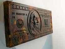 В Калининградской области сделали 100 долларов США из янтаря