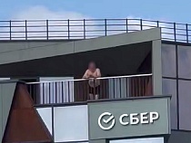 В Калининграде мужик привлекал внимание к Сбербанку трусами