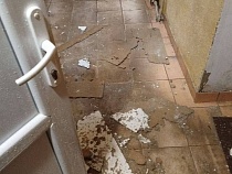 В Янтарном поликлинику страшно накрыло падающими потолками