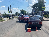 В Калининграде у рынка дама на «Чангане» пошла в лобовую на «Ауди»