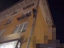В Калининграде воришка устроил забег по водосточной трубе (видео)