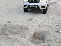 На пляже в Балтийске вырыли ловушки на колее для спасателей  