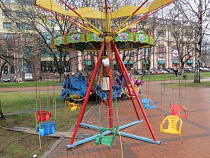 В сквере у монумента "Мать-Россия" снесли незаконные карусели