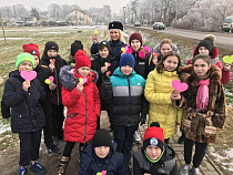 Школьники и инспекторы ГИБДД раздали «валентинки» автомобилистам