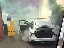 Таксист в Калининграде решил срубить денег на сгоревшем «Амберавто»