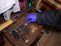 Калининградец реставрировал старые пистолеты и стрелял из них ради развлечения