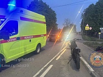 Байкер без головы и прав бросил свою пассажирку под жуткий удар