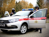 Покупатель с пистолетом угрожал продавцу магазина на улице Чекистов 