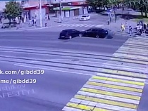 БМВ вылетел на тротуар с пешеходами в центре Калининграда