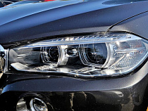 На разделительном бордюре на Советском проспекте «висит» БМВ (фото)