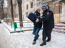 На Сельме двое мужчин напали с ножом на женщину