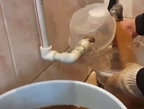 В Гурьевске из питьевого крана вёдрами сливали коричневую воду