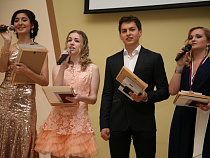 27 калининградских отличников получили от Олега Болычева планшеты