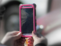 На остановке в Светлом женщина ограбила мужчину 