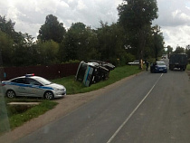 Под Зеленоградском грузовик, уходя от столкновения, врезался в дерево