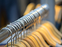 Семейная пара застукала в своей квартире вора, примерявшего одежду из их гардероба