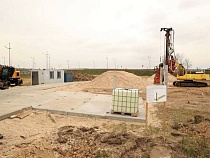 На въезде в Калининград начали строить въездную стелу за 39,5 млн рублей