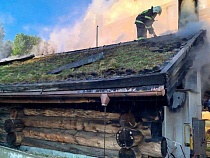 В Янтарном пожарные в дыму часами разбирали крышу из травы