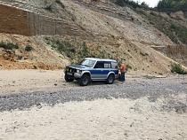 Водитель выехал на пляж, загружал джип камнями и ездил вдоль моря (фото)