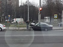 На Советском проспекте «Мерседес» влетел в ограждение