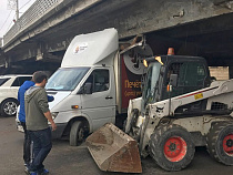 В Калининграде эстакадный мост не пропустил «Русский хлеб»
