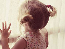 Пока папа спал: годовалая калининградка пошла в магазин