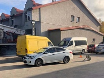 Мать с 5-летней дочкой на электросамокате попали под автомобиль