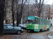 В Калининграде нерадивый автолюбитель преградил путь трамваю