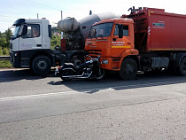 На Большой Окружной мотоцикл вылетел на встречку прямо в мусоровоз
