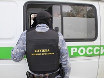 У строительной фирмы в Гурьевске арестовали 4 автомобиля и счета за долги по еде 