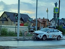 На Шатурской такси вылетело на тротуар и врезалось в ограждение