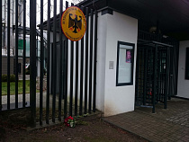 Калининградцы несут цветы к консульству Германии в связи с трагедией в Берлине