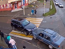В Калининграде водитель выместил пролетарскую злость на дорогой «Тойоте»
