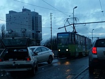 В центре Калининграда легковушки лоб в лоб столкнулись на трамвайных путях