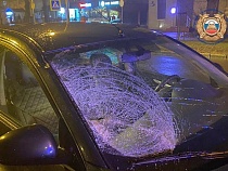 В Калининграде впечатавший девушку в стекло водитель опередил скорую