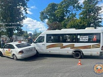 В Калининграде такси столкнулось с микроавтобусом