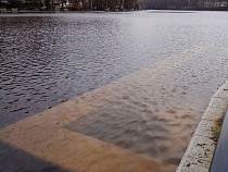 В Светлогорске под воду ушла пристань у озера Тихое