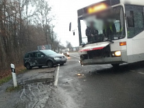 Легковушка не успела обогнать автобус по «встречке» (фото)