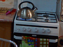 Человек украл телевизор, плиту, постельное белье, посуду и 80 м кабеля