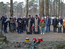 В Польше участники автопробега «Дороги памяти» заложили капсулу времени 