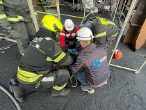 На предприятии в Светлом упал рабочий 